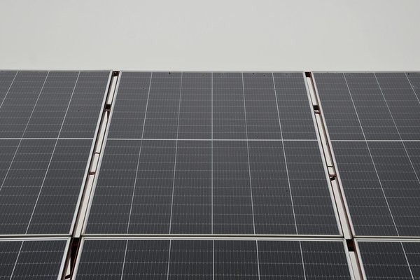 Construire un hangar photovoltaïque : atouts et étapes clés